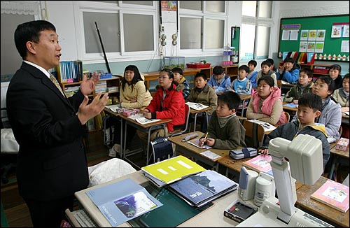 18일 오후 경북 울릉군 울릉초등학교에서 추은엽 교사가 6학년 학생들을 대상으로 '독도를 지켜온 우리 겨레' '독도가 우리땅인 이유' '일본 망언의 배경' 등에 관한 수업을 진행하고 있다. 